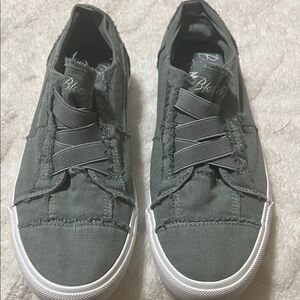 Malibu Dark Gray Sneakers